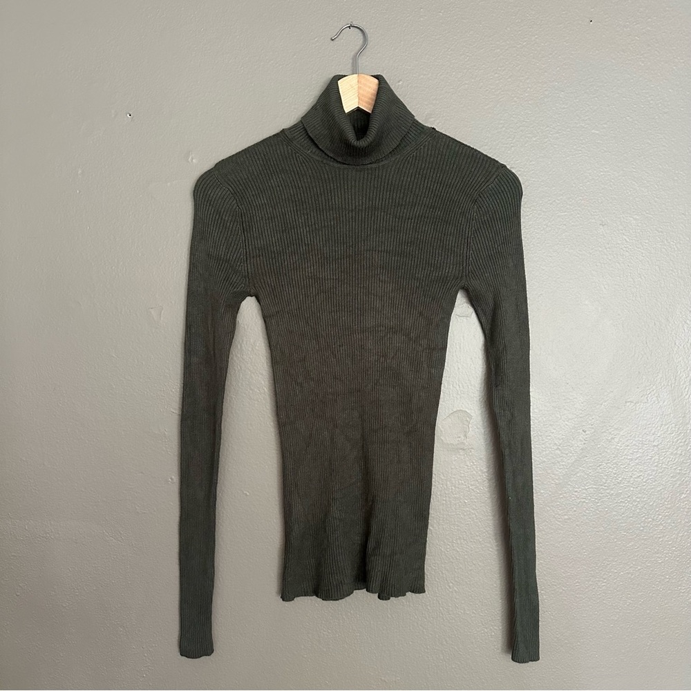 express olive light weight turtleneck sweater - small
